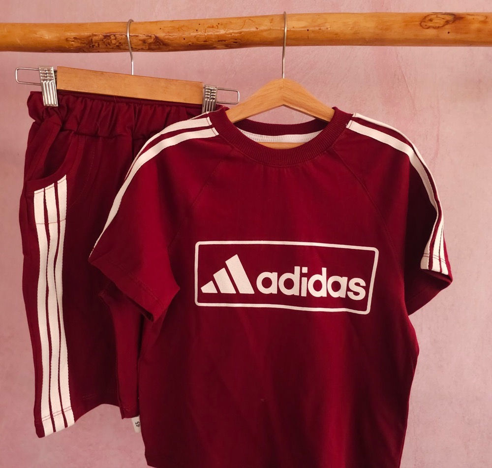 ست تیشرت و شلوارک بچگانه Adidas رنگ زرشکی